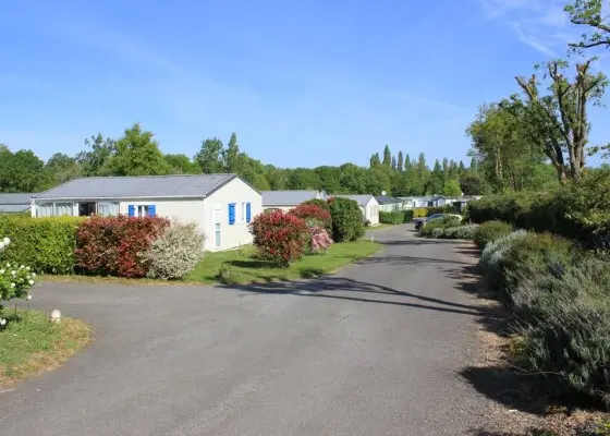 Allée principale du parc Les Portes de Saint Gilles, cadre de vie paisible pour propriétaires seniors