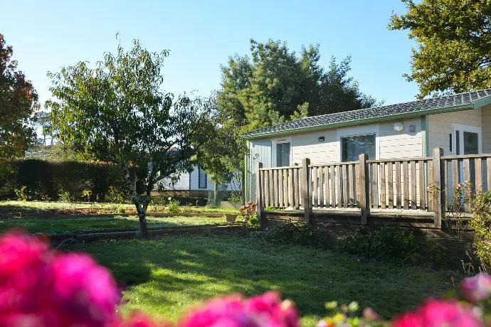 Chalets en propriété pour seniors dans le parc PRL Les Portes de Saint Gilles, entourés de nature
