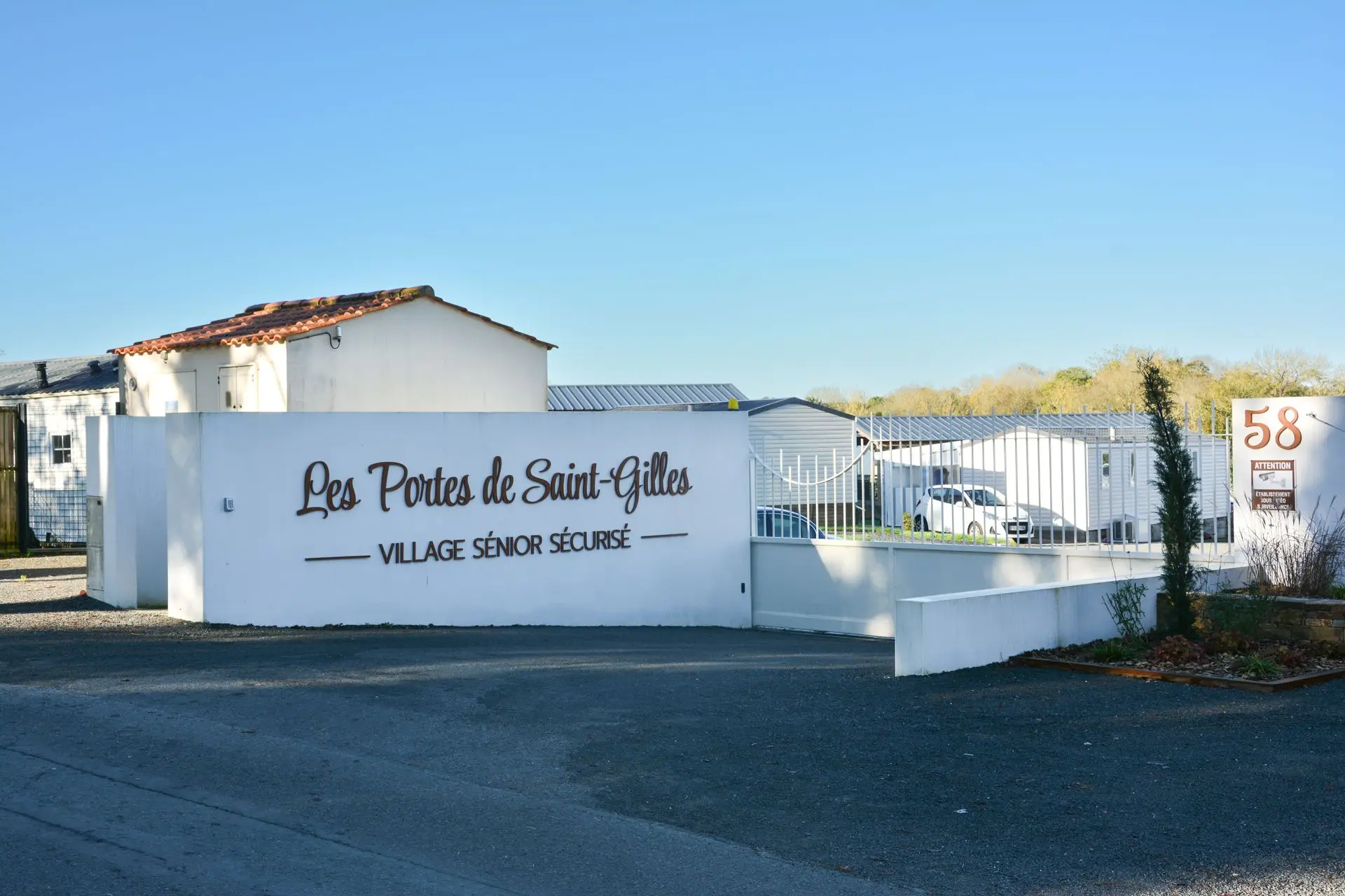 Entrée sécurisée du village Les Portes de Saint Gilles, résidence pour futurs propriétaires seniors