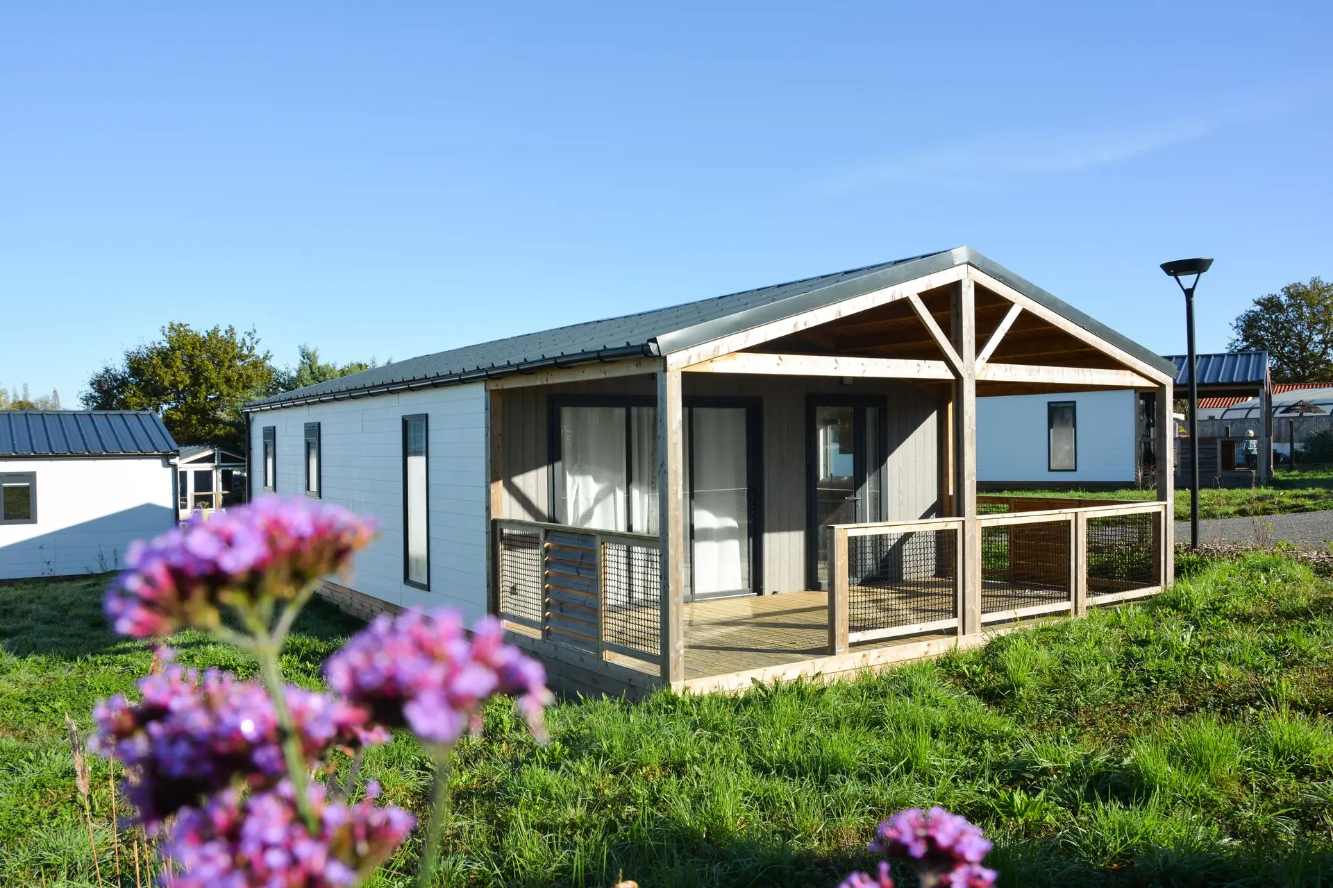 Chalets en propriété pour seniors dans le parc Les Portes de Saint Gilles, entourés de nature