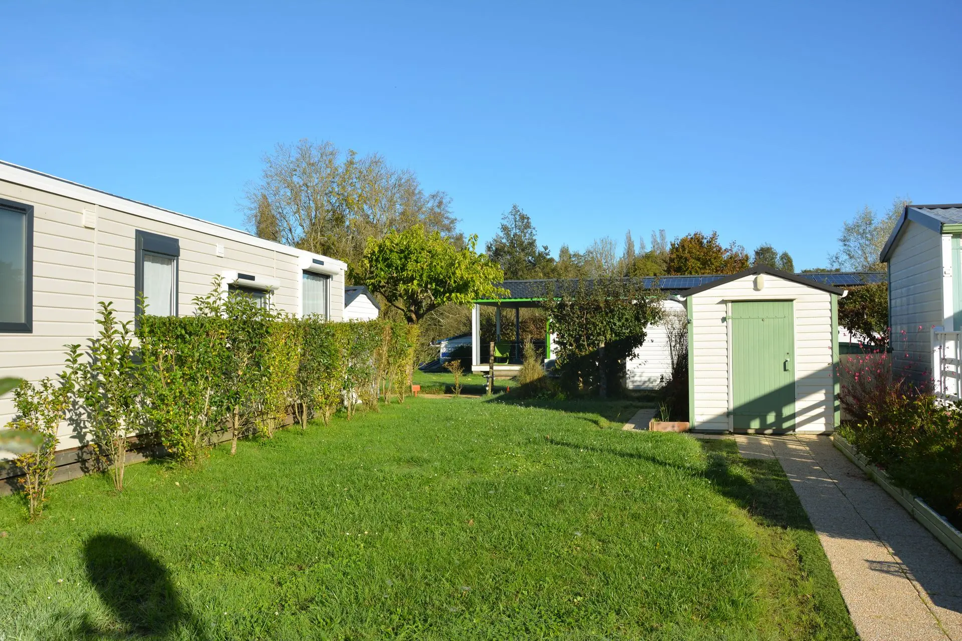 Vue des chalets privatifs à acquérir pour une retraite paisible au parc Les Portes de Saint Gilles