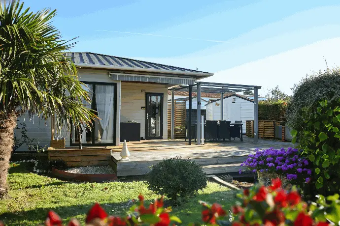 Chalets modernes à acheter dans le parc Les Portes de Saint Gilles, confort et indépendance pour seniors